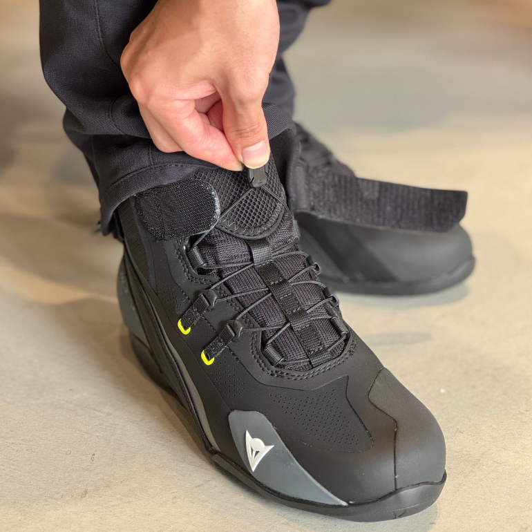 スポーツカジュアルのテイストを取り入れた新作の防水シューズ